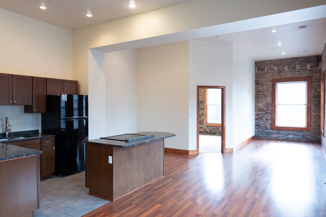 Building Photo - 418 Shelden Ave