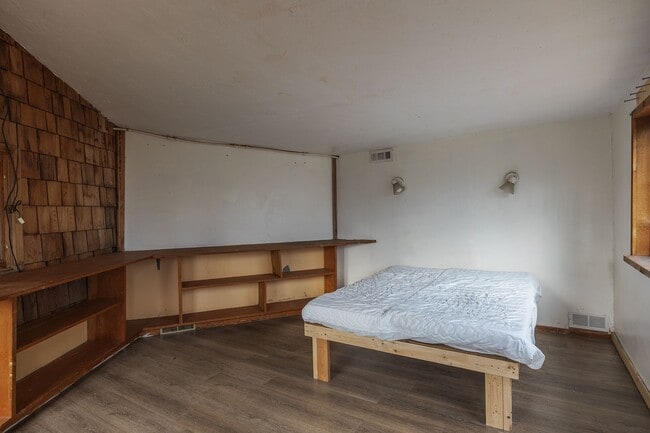 Building Photo - Cozy 2 Bedroom, 1 Bath, With a great Locat...