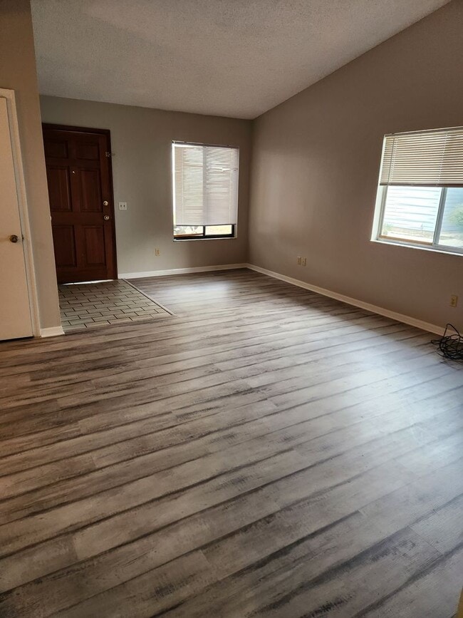 Building Photo - Charming 3-1.5 Duplex Near SunRail – Maitland