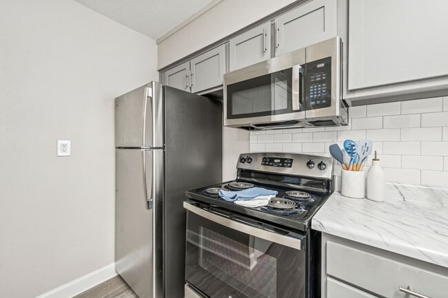 Building Photo - Pinewood Station Apartments and Townhomes