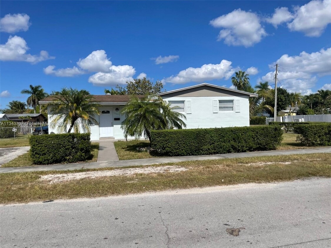 15001 SW 297th St, Homestead, FL 33033 House for Rent in Homestead