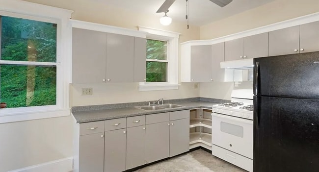 Building Photo - 412 S Beech St