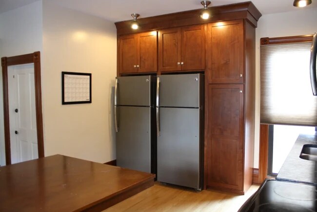 Building Photo - 532 S Walnut St