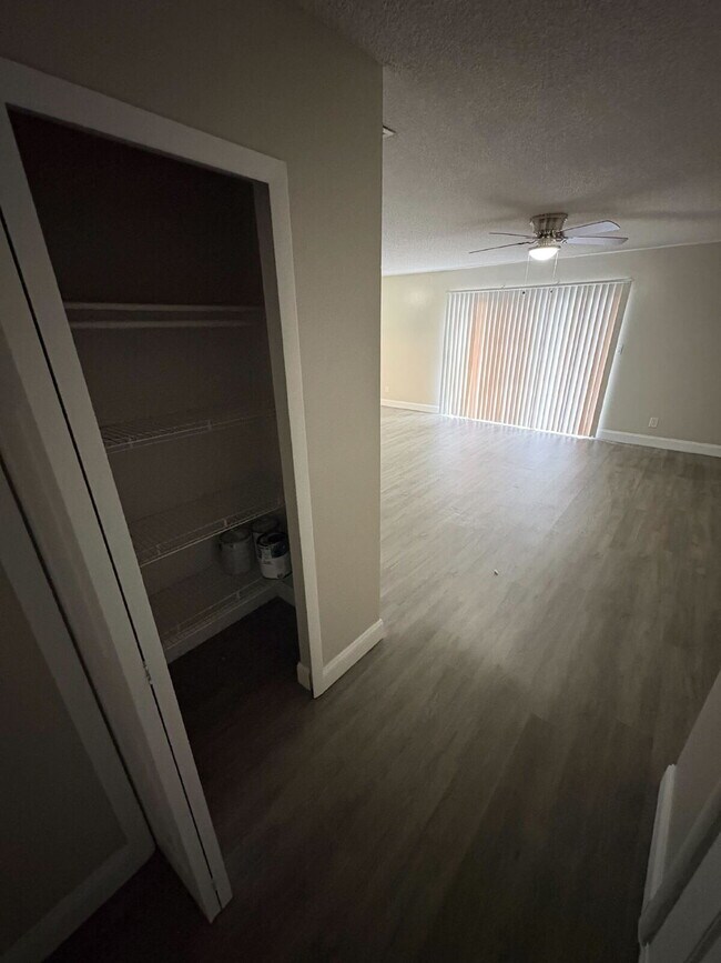 Foto del edificio - Stylish Remodeled 1BR Condo with Pool & Low HOA – Ideal Winter Park Investment