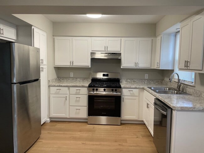 Building Photo - 1910 Thornapple Ave