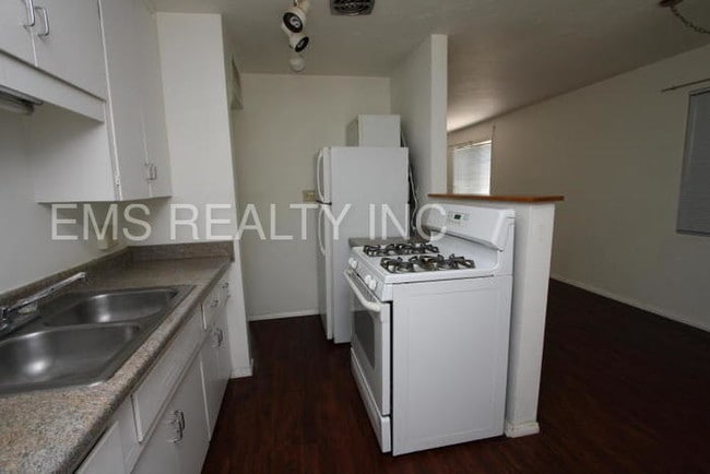 Building Photo - 1167 E Linden St
