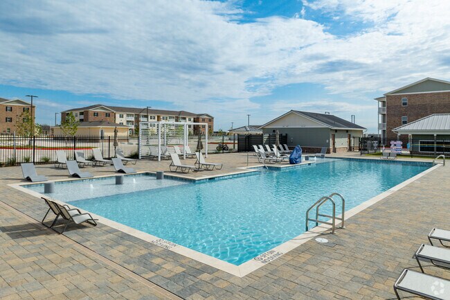 Piscina - Whispering Pointe Apartments