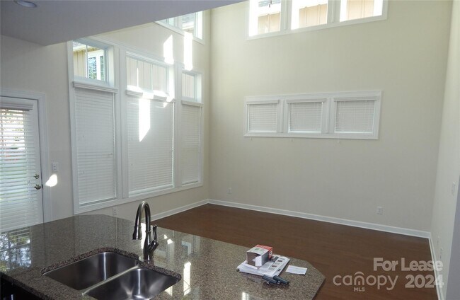 Foto del edificio - 15158 Sapphire Hill Ln