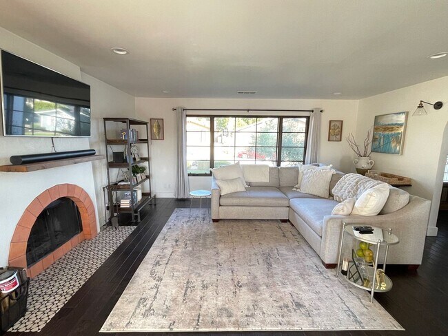 Building Photo - 817 Forest Glen Dr