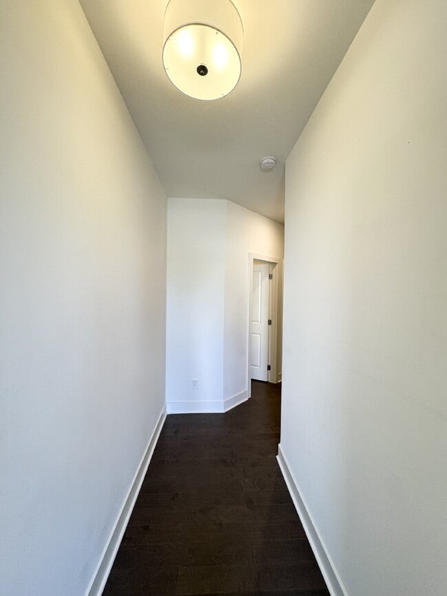 Foto del edificio - Stylish 3BR Townhome with Private Yard & T...