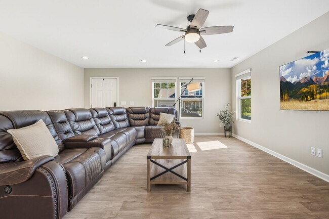 Foto del edificio - Energy-Efficient 3-Bed, 2.5-Bath Home in Benson!