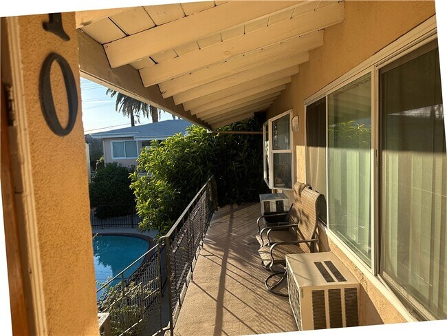 Foto del edificio - 5840 Hazeltine Ave