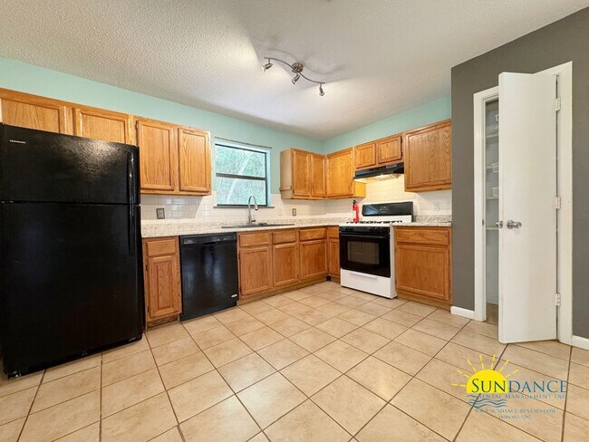 Building Photo - Spacious 3 Bedroom Home in Mary Esther!