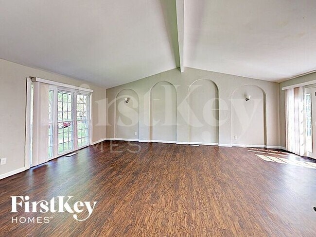 Building Photo - 8 Deerpath Dr