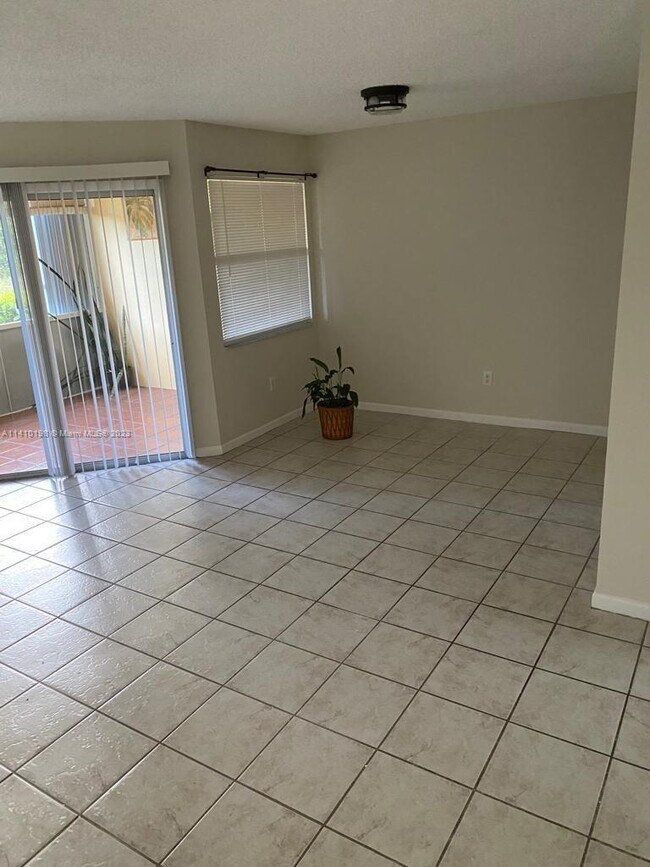 Foto del edificio - 2261 SE 27th Dr