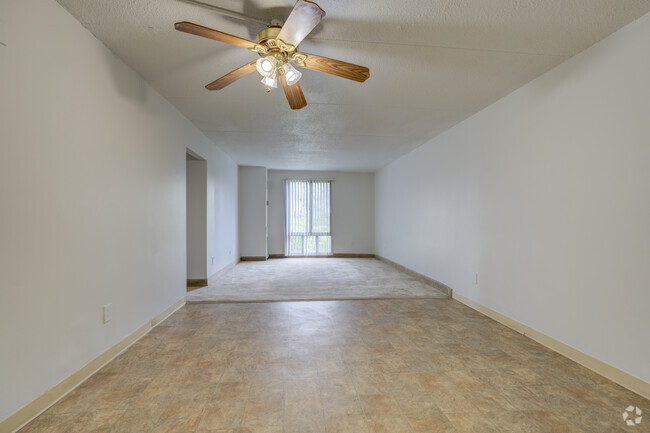 2BR, 1BA - 877SF - Living/Dining Room - Lake Pointe