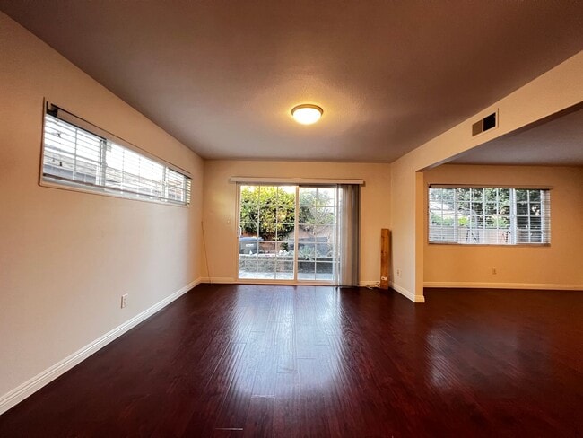 Building Photo - BEAUTIFUL HOUSE READY TO MOVE IN,  New app...