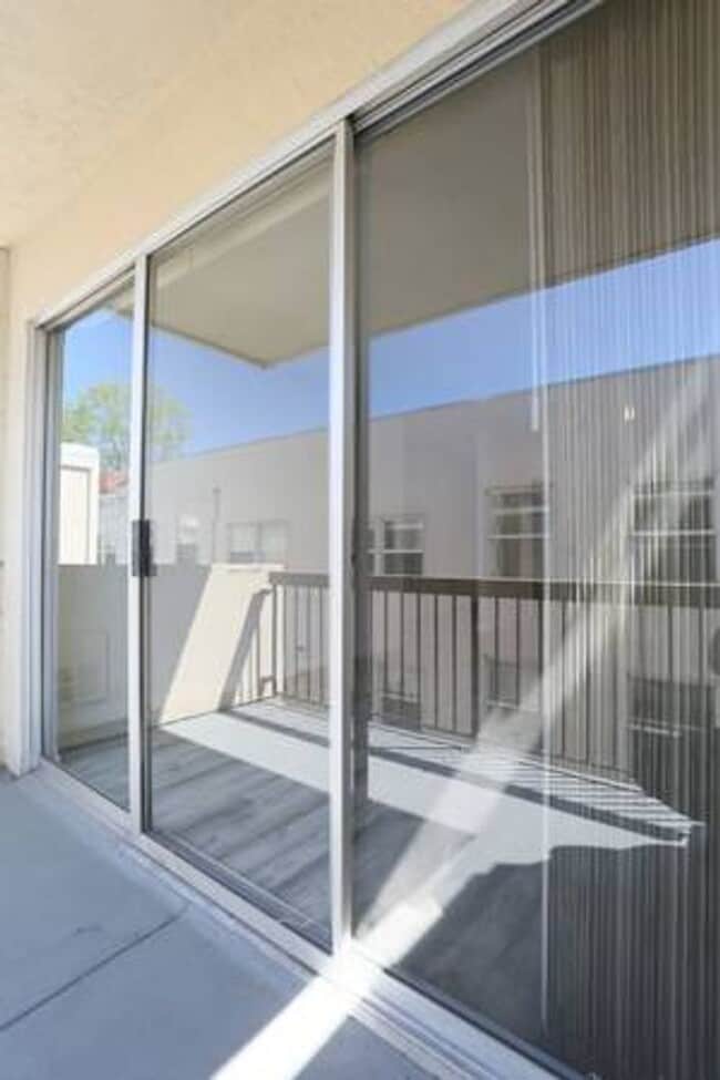 Building Photo - Contemporary, third floor 1BR/1BA, H/W Flo...