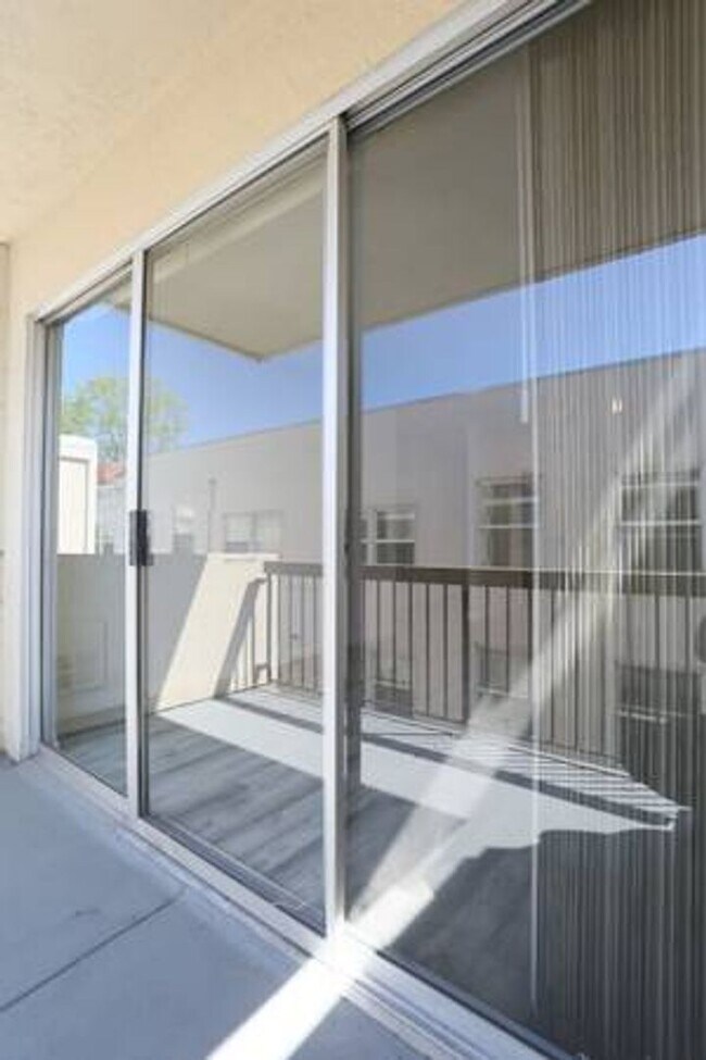 Foto del edificio - Contemporary, third floor 1BR/1BA, H/W Flo...