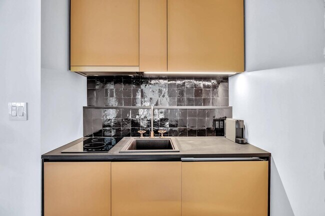 Foto del edificio - 290 W 11th St
