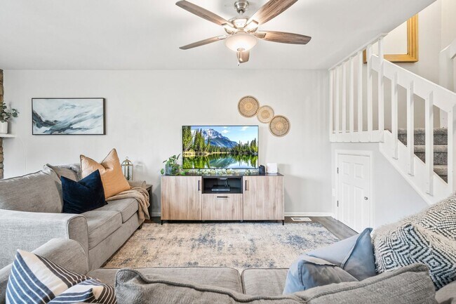 Foto del edificio - Spacious 3 Bedroom Townhouse-Style Condo N...