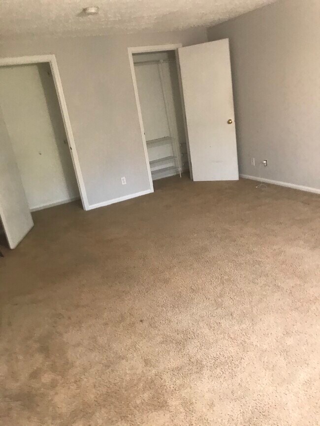 Master bedroom, 2 closets - 32 Sequoia Ct