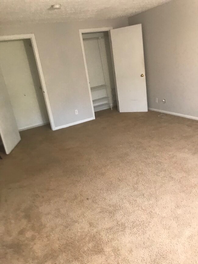 Master bedroom, 2 closets - 32 Sequoia Ct
