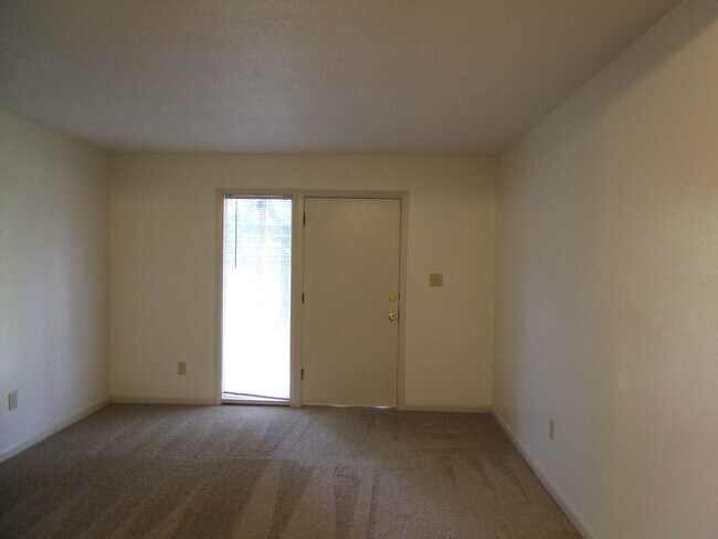 Foto del edificio - 6180 Circle Dr