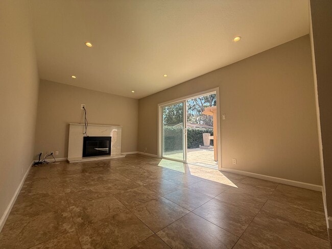 Foto del edificio - Beautiful updated home, Spectacular backyard, perfect for entertaining with built in bbq and outd...