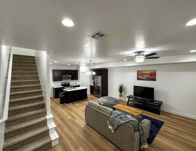 Foto del edificio - End Unit! 3 Bedroom House for Rent