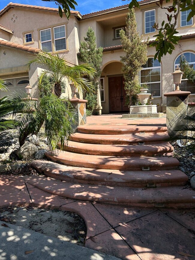 Foto del edificio - Spacious 5-Bedroom Home with Stunning Views