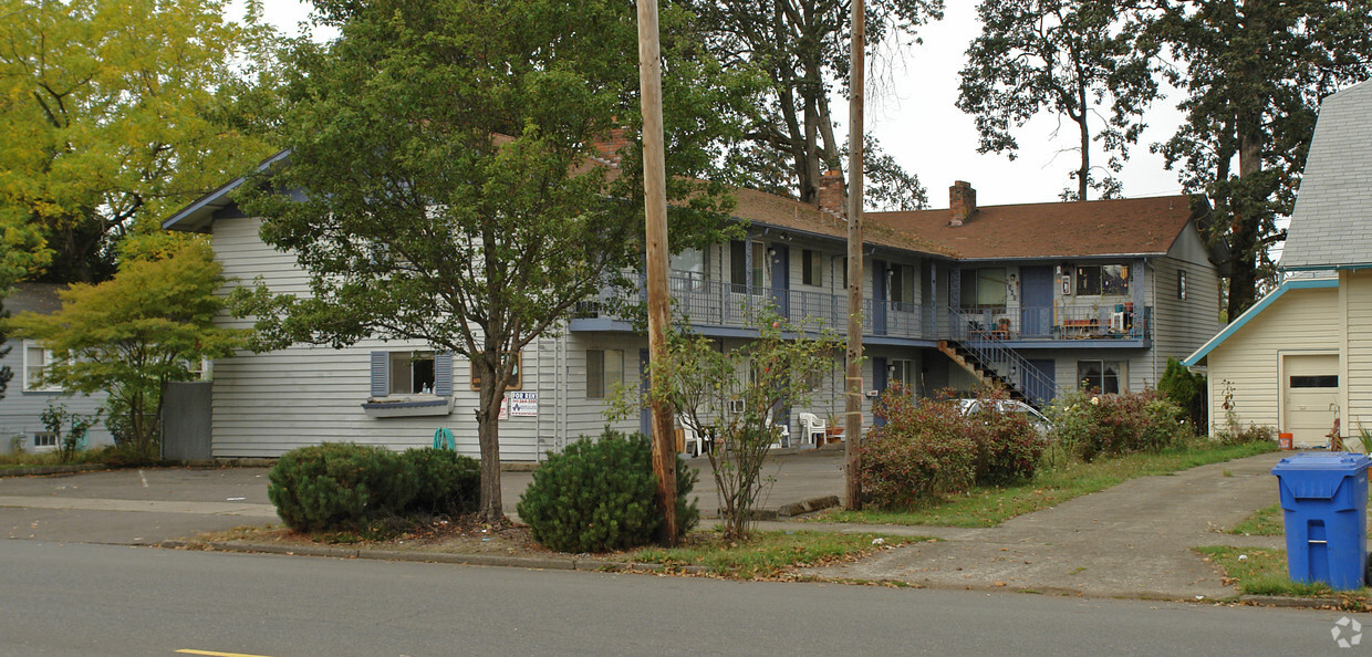 Primary Photo - Golden Oaks Apartments