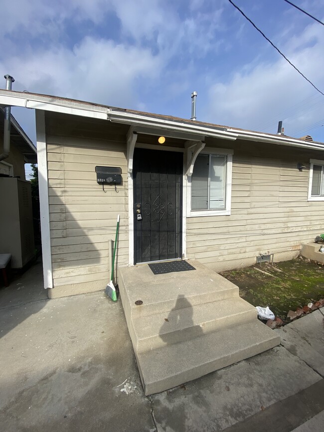 Building Photo - 1372 Gaviota Ave