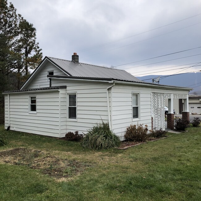Back Rear Right Corner - 2206 Narrows Rd