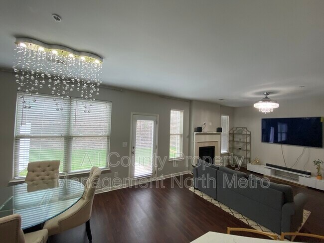 Foto del edificio - 3371 Castleberry Village Cir