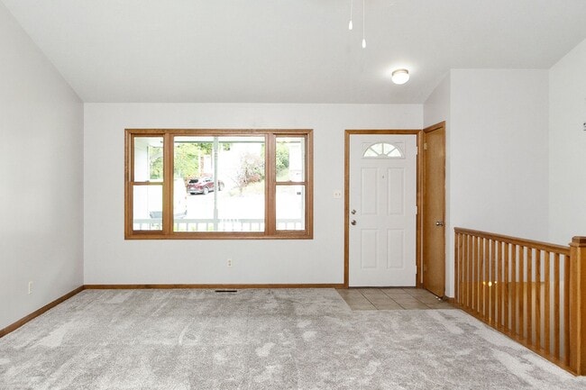Building Photo - Large town house for rent!