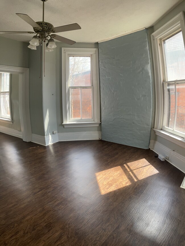 Living room - 1542 Scott St