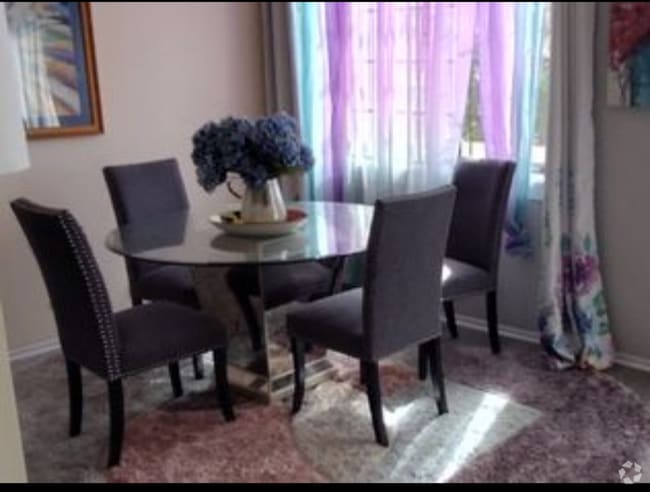 Dining room - 135 Courtyard Dr