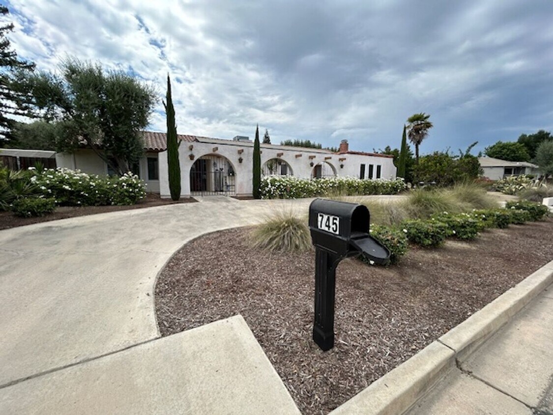 Primary Photo - Beautiful home in the NW Visalia area, com...