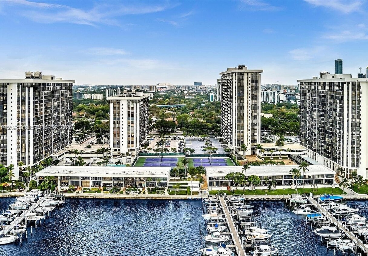 Building Photo - 1915 Brickell Ave