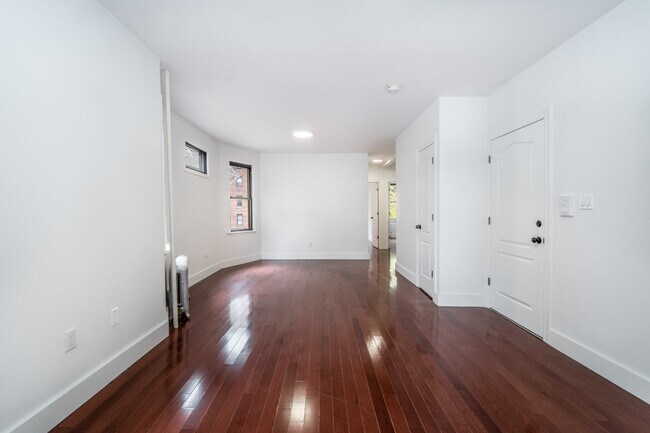 Building Photo - 518 E 8th St