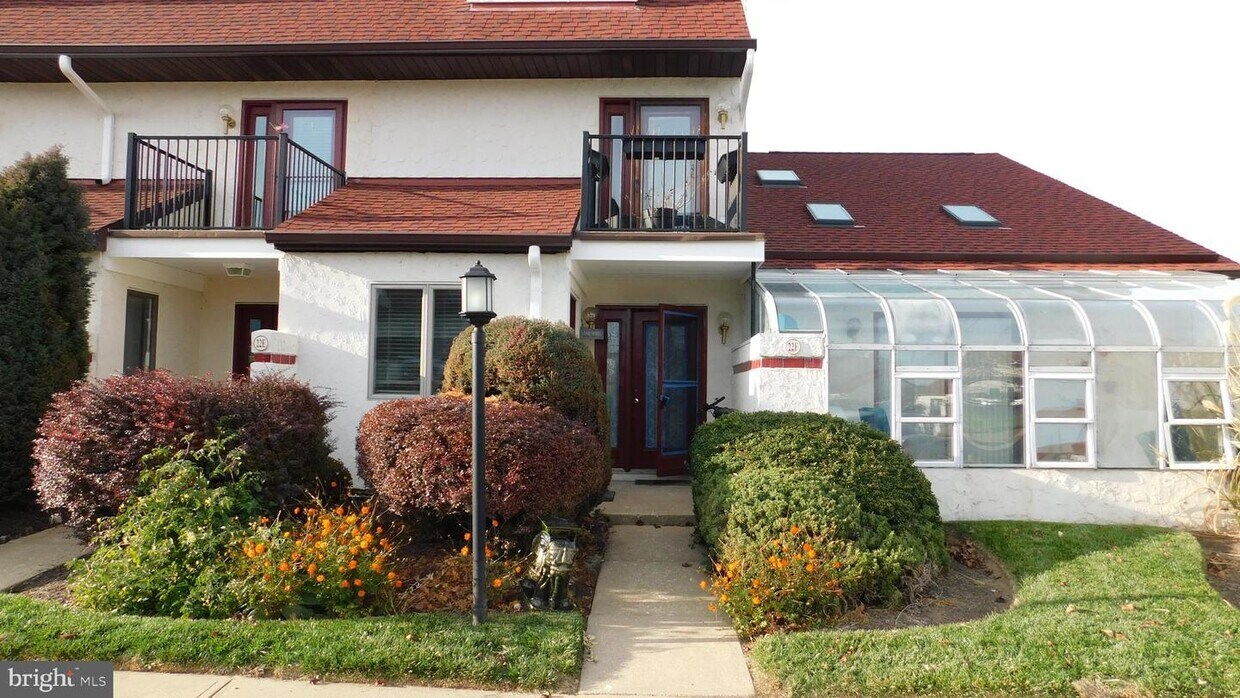 Primary Photo - 22F Queen Victoria Way