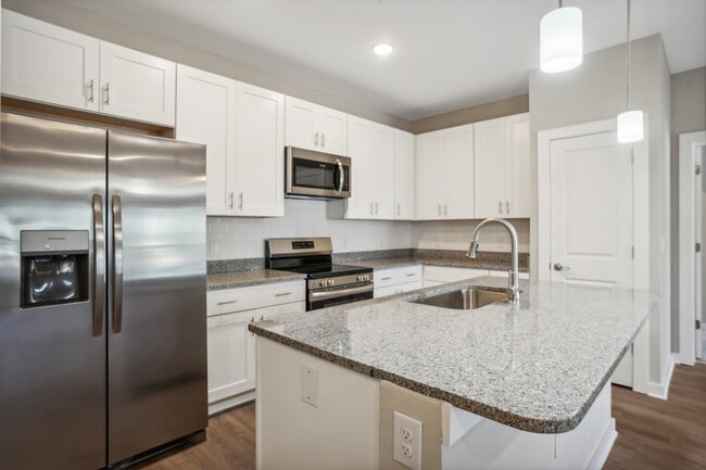 Building Photo - Oak Tree Apartments and Townhomes