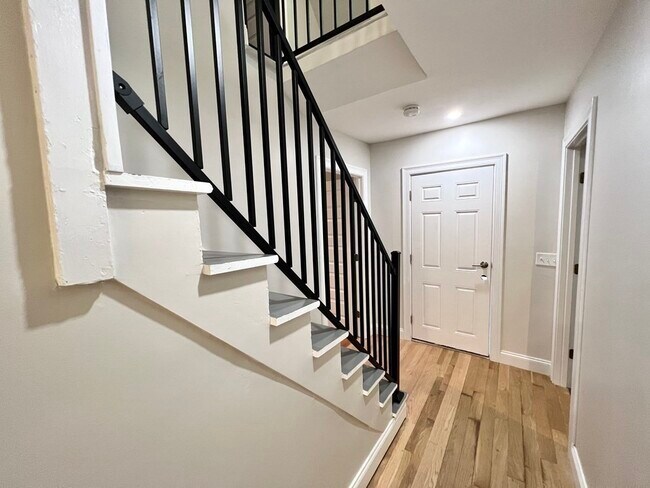 Building Photo - 6 La Grange Pl