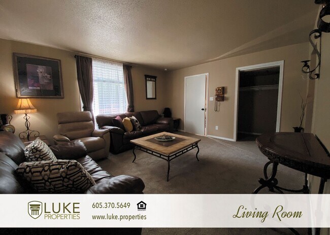 Building Photo - Downtown gem, 2-BR duplex, modern amenitie...