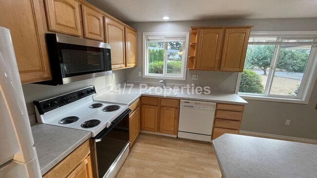 Building Photo - 3 BD | 2 BA Single-Level Home on Sprawling...