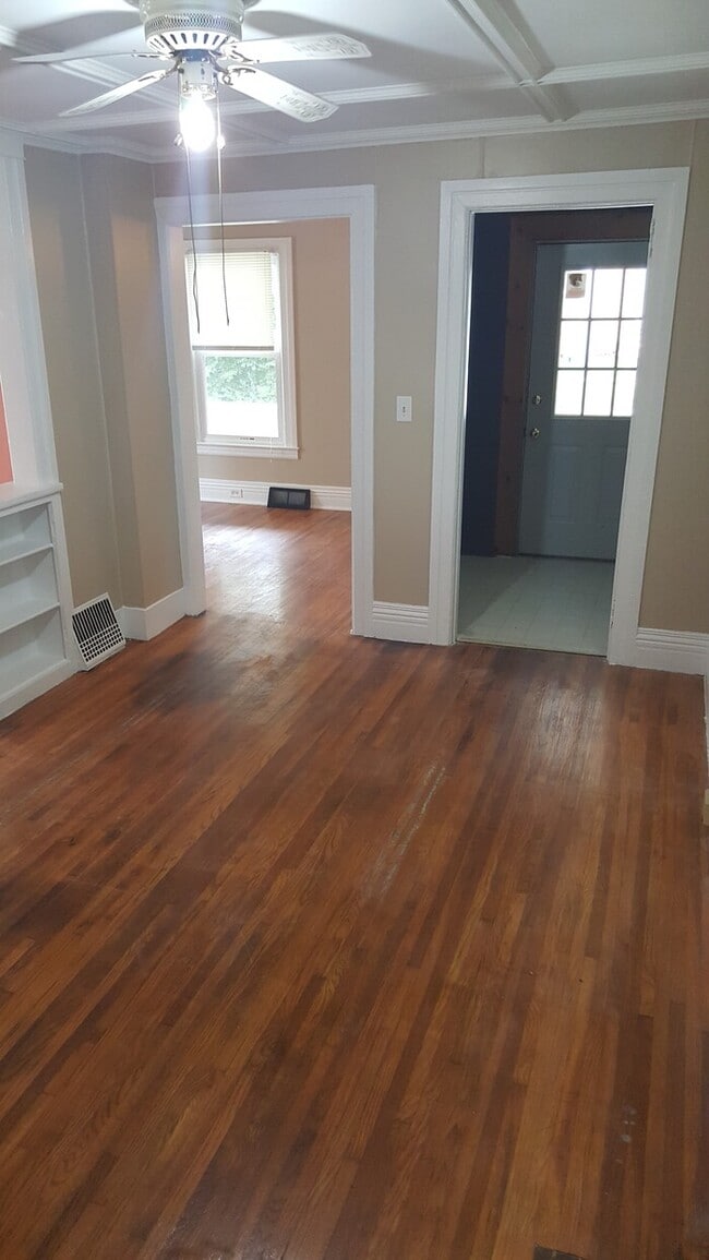 Building Photo - Beautiful 3 bedroom 1 bath home with stora...