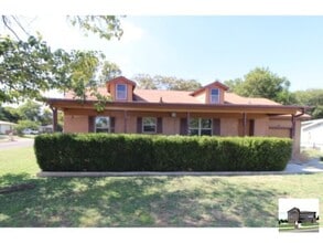 Building Photo - 802 S 15th St