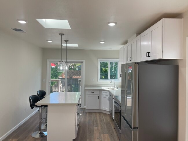 Building Photo - 1089 6th Ave