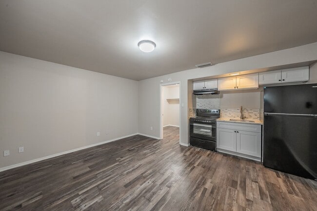 Building Photo - Charming first-floor efficiency! Heritage House Apartment